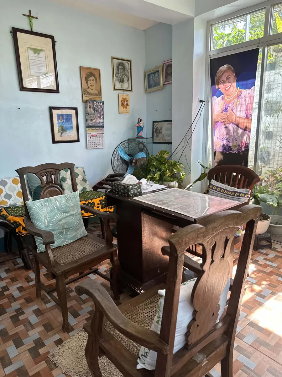 Consultation room with wooden chairs, framed pictures and a portrait banner of Dr. Molon